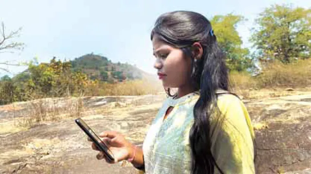 ଟେଲି ଯୋଗାଯୋଗର ବିକଳ ଚିତ୍ର: ପାହାଡ଼ ଚଢ଼ିଲେ ଜିଲ୍ଲାପରିଷଦ ସଭାପତି, ଜିଲ୍ଲାପାଳଙ୍କୁ ଫୋନ୍‌ କରିବେ ବୋଲି ନେଟୱର୍କ ଖୋଜିଲେ