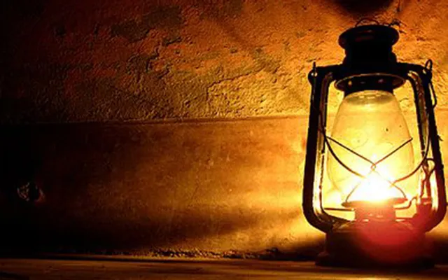 ପଢ଼ୁଥିବା ବେଳେ ଅଘଟଣ: ଲଣ୍ଠନ ଫାଟି ପରିବାରର ୪ ଗୁରୁତର