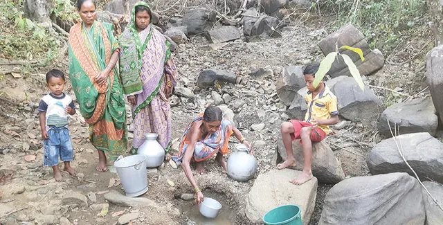 ପାଣି, ବିଦ୍ୟୁତ‌ ଓ ରାସ୍ତା ଭଳି ମୌଳିକ ସୁବିଧାରୁ ବଞ୍ଚିତ ନୂଆଗାଁ ବ୍ଲକ୍‌ର ନୂଆଗୌଡ଼ସାହି ବାସିନ୍ଦା; ଚୁଆ ଖୋଳି ପାଣି ପିଉଛନ୍ତି ଲୋକେ