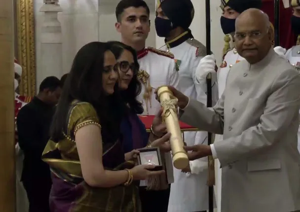 ପଦ୍ମ ପୁରସ୍କାର ପ୍ରଦାନ କଲେ ରାଷ୍ଟ୍ରପତି : ଜେନେରାଲ ବିପିନ ରାଓ୍ବତଙ୍କ ଦୁଇ ଝିଅ ଗ୍ରହଣ କଲେ ପଦ୍ମ ବିଭୂଷଣ