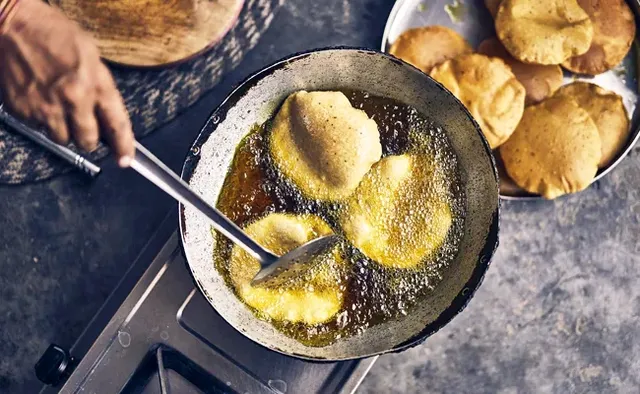 ପୁରି ବିକାଳି ମାଡ଼ଗୋଳ ଲାଗିବାରୁ ମୁହଁରେ ଗରମ ତେଲ ପଡ଼ି ୮ ବର୍ଷୀୟ ବାଳିକା ଆହତ