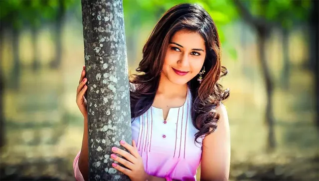 ସୁଟିଂଫ୍ଲୋର୍‌ରେ କାର୍ଯ୍ୟବ୍ୟସ୍ତ ଆକ୍ସନ୍ ନାୟିକା ରାଶି ଖାନ୍ନା