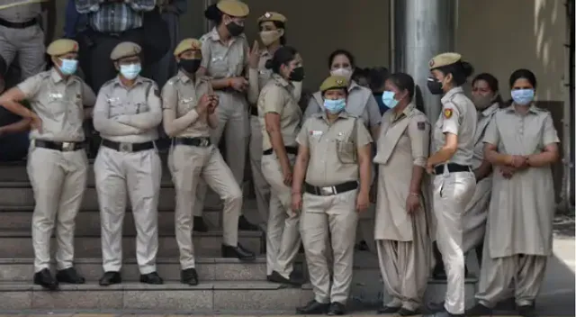 ସ୍ୱାମୀଙ୍କୁ ଜେଲରୁ ମୁକୁଳାଇବାକୁ ପହଞ୍ଚିଲେ ଦୁଇ ପତ୍ନୀ, ପୁଲିସ କର୍ମଚାରୀଙ୍କ ପୋଷାକ ଚିରି ଭାଙ୍ଗିଲେ ମୋବାଇଲ