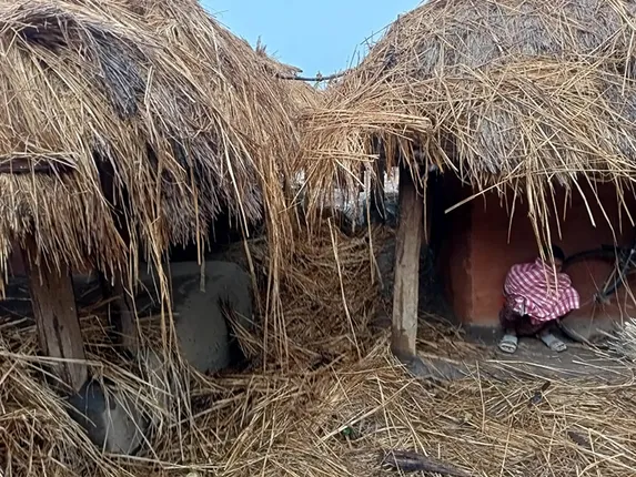 ଘୂର୍ଣ୍ଣିଝଡ଼ରେ ତେଲବେଣି ମୁଣ୍ଡା ବସ୍ତି ଛାରଖାର