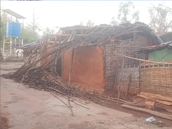 କାଳବୈଶାଖୀ ତାଣ୍ଡବ: ଉଡ଼ିଲା ଛାତ, ଗଛ ଭାଙ୍ଗି ରାସ୍ତା ଅବରୋଧ