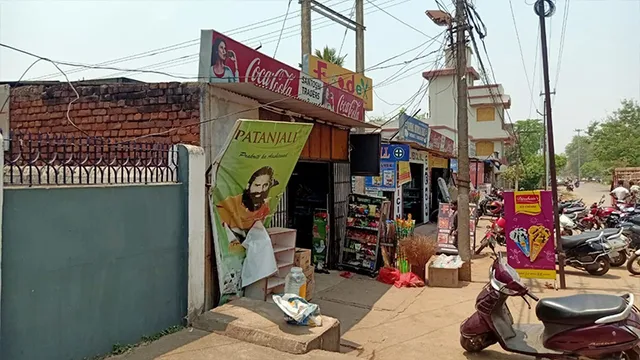 ଦୋକାନ ନାଁରେ ଜବରଦଖଲ! ଫୁଟପାଥ୍‌ ବି ଦଖଲରେ, ଟ୍ରାଫିକ ସମସ୍ୟା ବଢୁଛି