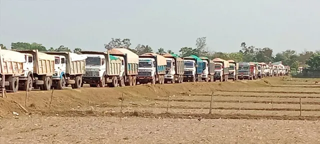 ବିପର୍ଯ୍ୟସ୍ତ ରାସ୍ତାକୁ ନେଇ ଆନ୍ଦୋଳନ,  ଅଧାରେ ଅଟକିଲା ଆମ୍ବୁଲାନ୍ସ