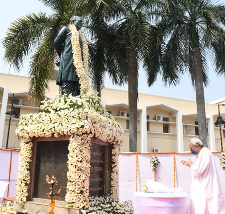 ଶ୍ରାଦ୍ଧବାର୍ଷିକୀ ଅବସରରେ ଜନନାୟକ ବିଜୁ ପଟ୍ଟନାୟକଙ୍କୁ ମୁଖ୍ୟମନ୍ତ୍ରୀ ନବୀନ ପଟ୍ଟନାୟକଙ୍କ ଶ୍ରଦ୍ଧାଞ୍ଜଳି