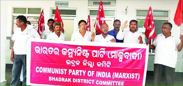 ଟ୍ରେନ୍‌ ଚଳାଚଳ ଦାବିରେ ଭଦ୍ରକ ରେଳ ଷ୍ଟେସନରେ ବିକ୍ଷୋଭ