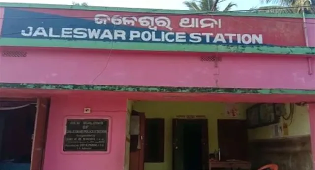 ପୁଲିସ୍‌ ଉପସ୍ଥିତିରେ ମହିଳାଙ୍କୁ ଟଣାଓଟରା