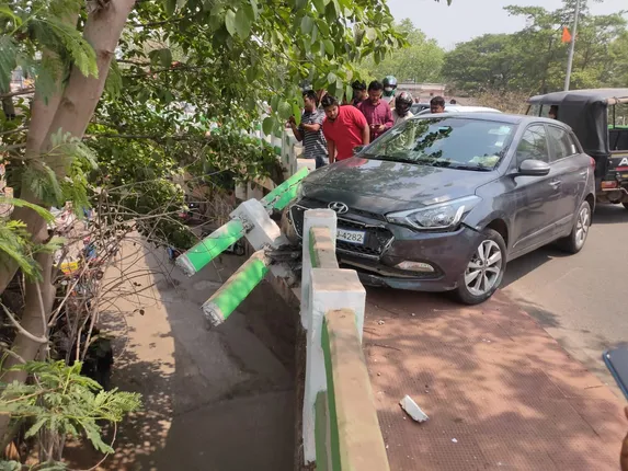 ବେପରୁଆ ଗାଡ଼ି ଚାଳନା: ଓଭରବ୍ରିଜ ବାଡ଼କୁ ପିଟି ଝୁଲିରହିଲା କାର୍‌