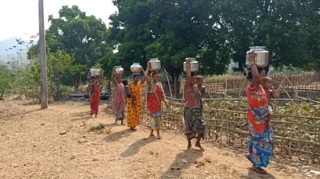 ଭୀଷଣ ଖରା ବେଳେ ମୁଣ୍ଡରେ ଗରା, କାଖରେ ଛୁଆ। (ଫଟୋ: କିଶୋର, ନାରାୟଣପାଟଣା)