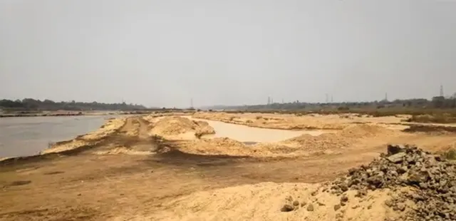 ବାଲି ଉଠୁଛି, ପାଉଁଶ ସହ କୋଇଲା ଗୁଣ୍ଡ ମିଶୁଛି: ବିଷାକ୍ତ ହେଉଛି ଶଙ୍ଖ ନଦୀ ଜଳ