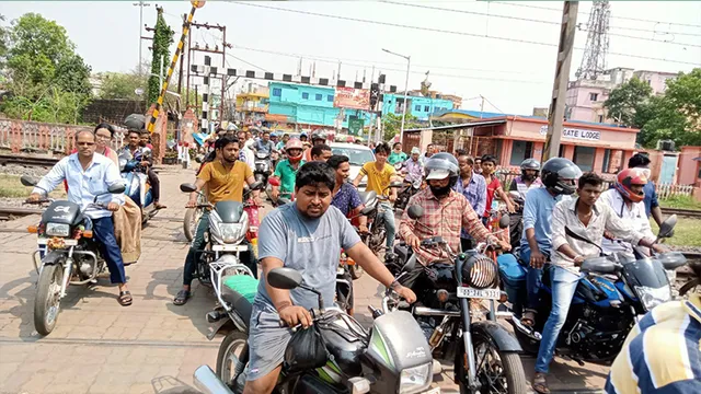 ଯାନ୍ତ୍ରିକ ତ୍ରୁଟିରୁ ରେଳଫାଟକରେ ଫସିଲେ ଲୋକେ