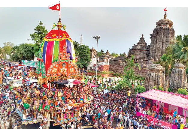 ରଥଦାଣ୍ଡରେ ରଥାରୂଢ଼ ଶ୍ରୀଲିଙ୍ଗରାଜ: ତିନିମୁଣ୍ଡିଆ ଛକରେ ଅଟକିଲେ ମହାପ୍ରଭୁ