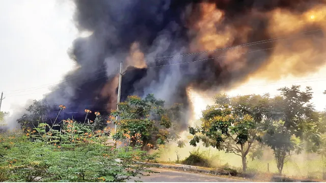 ମୋବିଲ୍‌ ଭର୍ତ୍ତି ପରିତ୍ୟକ୍ତ ଗାତରେ ଲାଗିଗଲା ନିଆଁ