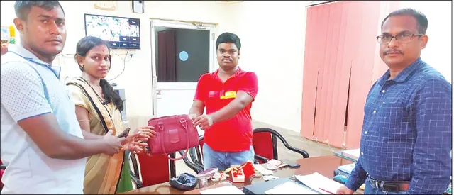 ୩ ଲକ୍ଷ ଟଙ୍କାର ଅଳଙ୍କାର ଫେରାଇଦେଲେ