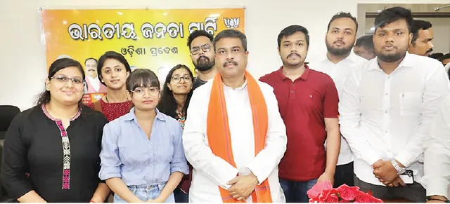 କେନ୍ଦ୍ର ଶିକ୍ଷାମନ୍ତ୍ରୀଙ୍କୁ ୟୁକ୍ରେନ୍ ଫେରନ୍ତା ଛାତ୍ରଛାତ୍ରୀଙ୍କ ସ୍ମାରକପତ୍ର