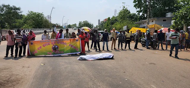 ରତ୍ନ ପଥର ଖଣିରେ ଦୁଇ ଶ୍ରମିକଙ୍କ ମୃତ୍ୟୁ ଘଟଣା: ଥାନା ଆଗରେ ଶବ ରଖି ରାସ୍ତାରୋକ