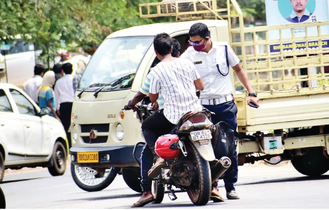 ଇଏ କି ଟ୍ରାଫିକ୍‌ ଚେକିଂ ! ଜରିମାନା ଆଗ, ଜୀବନ ପଛ