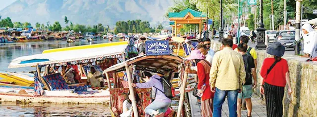 ୧୦ ବର୍ଷର ରେକର୍ଡ ଭାଙ୍ଗିଲା: କାଶ୍ମୀରରେ ୧.୮ ଲକ୍ଷ ପର୍ଯ୍ୟଟକ