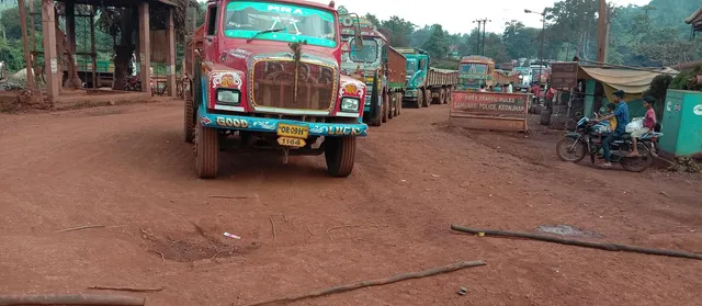 ରାସ୍ତା ନିର୍ମାଣକୁ ନେଇ ଠିକାସଂସ୍ଥା କର୍ମଚାରୀଙ୍କୁ ମାଡ଼