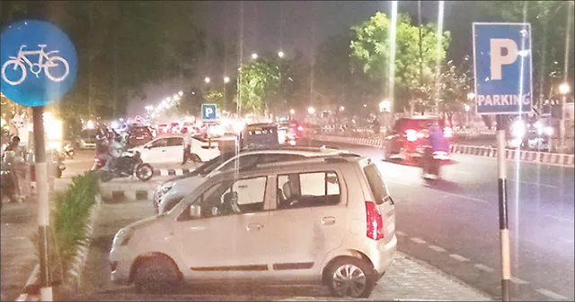 କେବେ ସୁଧୁରିବ ବିଏମ୍‌ସି ପାର୍କିଂ ବ୍ୟବସ୍ଥା? ଯିଏ ଯେଉଁଠି ପାରୁଛି ଆଦାୟ କରୁଛି ଫି’