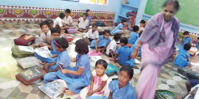 ଚଷାଖଣ୍ତ ପ୍ରାଥମିକ ବିଦ୍ୟାଳୟର ବିକଳ ଚିତ୍ର: ବାହାର ଚକାଚକ୍‌, ଭିତର ଫମ୍ପା, 	୬୫ ପିଲାଙ୍କୁ ଶିକ୍ଷୟିତ୍ରୀ ଜଣେ