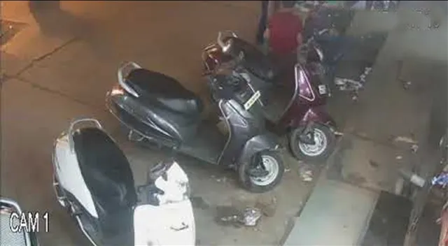 ସ୍କୁଟି ଡିକିରୁ ୪.୫ ଲକ୍ଷ ଲୁଟ୍‌