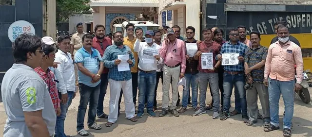 ପୁରୀ: ନୀଳଗିରି ସାମ୍ବାଦିକଙ୍କ ଗୋଡ଼ରେ ବେଡ଼ି ପକାଯିବା ଘଟଣାର ପୁରୀରେ ପ୍ରତିବାଦ