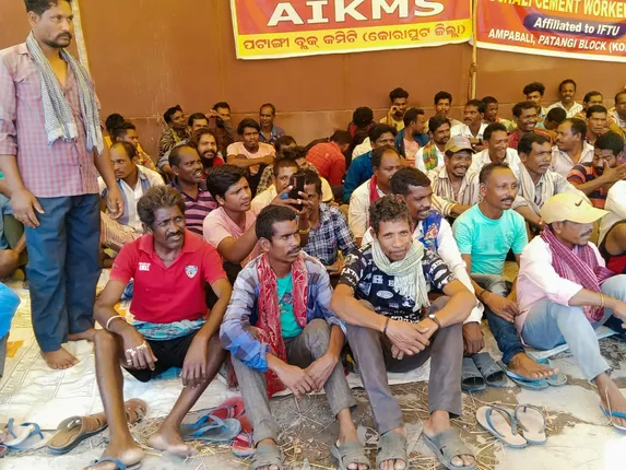 ସିମେଣ୍ଟ କାରଖାନା ଆଗରେ ଧାରଣା ଦେଲା ଶ୍ରମିକ ସଂଘ, ଉତ୍ପାଦନ ବାଧାପ୍ରାପ୍ତ