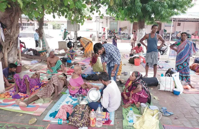 ୪୧ ଡିଗ୍ରି ଖରାରେ ରୋଗୀଙ୍କ ଭରସା ଗଛ ଛାଇ, ଏପଟେ ରୋଗ ଯନ୍ତ୍ରଣା, ସେପଟେ ସୂର୍ଯ୍ୟଙ୍କ କୋପ