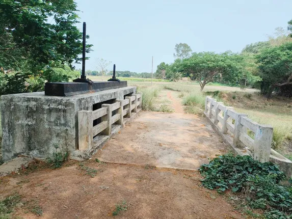 ପାଣିରେ ପଡ଼ିଲା ୩୬ ଲକ୍ଷ ଟଙ୍କା, କାମରେ ଲାଗୁନି ଚେକ୍‌ଡ୍ୟାମ୍, ପଡ଼ିଆ ପଡ଼ୁଛି ଜମି