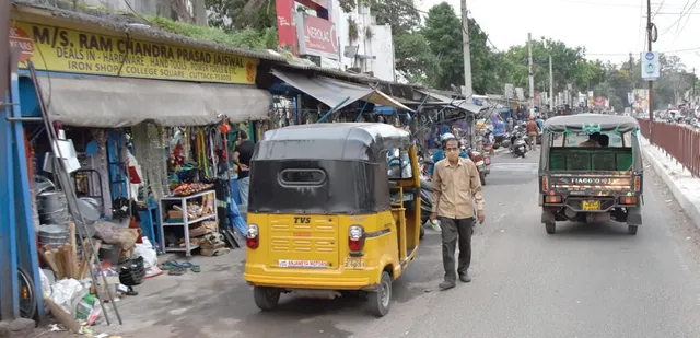 ପୁଲିସ୍‌ ଚୁପ୍‌ କାହିଁକି? ଅଟୋ-ଉଠାଦୋକାନୀଙ୍କ କବ୍‌ଜାରେ କଲେଜ ଛକ