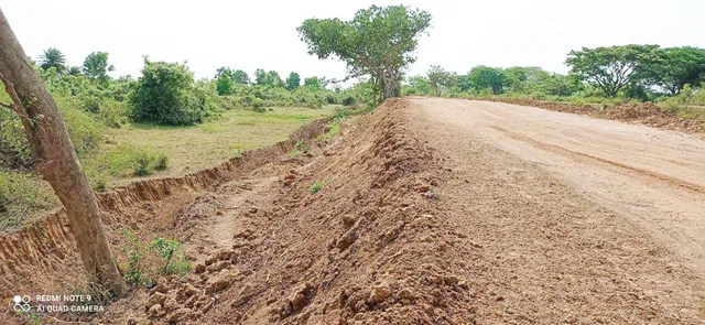 ମାହାଳହାଟ-ଧାରିବିଲ ନଦୀବନ୍ଧ କାମ ନିମ୍ନମାନର, ତଳୁ ଆଣି ଉପରେ ଥାପିଦେଲେ ମାଟି