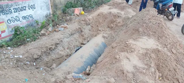 ଶହେ ବର୍ଷର କଲଭର୍ଟ ଭାଙ୍ଗି ପାଇପ୍‌ ବିଛାଇଲେ: ତାତିଲେ ଲୋକେ, କାମ ବନ୍ଦ କଲେ