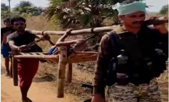 ଗର୍ଭବତୀ ମହିଳାଙ୍କୁ କାନ୍ଧରେ ବୋହିଲେ ଯବାନ