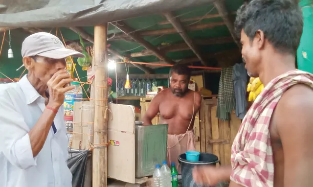 ହାତ ହରାଇ ହାତ ପାତି ନାହାନ୍ତି ରବି, ଚା’ ଦୋକାନରୁ ମେଣ୍ଟୁଛି ଗୁଜୁରାଣ