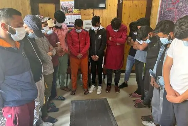 ଜମ୍ମୁ- କଶ୍ମୀର ମସଜିଦ ଭିତରେ ‘ଦେଶ ବିରୋଧୀ ସ୍ଲୋଗାନ’ ଦେଇ ଦେଶଦ୍ରୋହ ଅଭିଯୋଗରେ ୧୩ ଗିରଫ