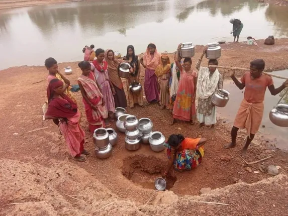 ଚିଡିପାଲ୍ଲୀ ଗ୍ରାମରେ ଉତ୍କଟ ଜଳ ସମସ୍ୟା; ପୋଖରୀ କୂଳରୁ ଗାତ ଖୋଳି ଚୁଆ ପାଣି ସଂଗ୍ରହ କରୁଛନ୍ତି ଗ୍ରାମବାସୀ