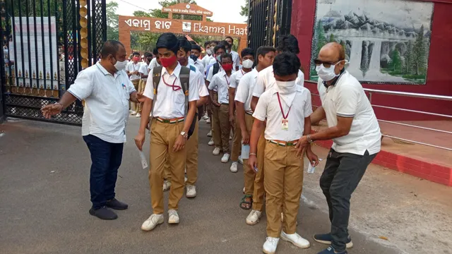 ଆରମ୍ଭ ହେଲା ମାଟ୍ରିକ ପରୀକ୍ଷା: ୩୫୪୦କେନ୍ଦ୍ରରେ ପରୀକ୍ଷା ଦେଉଛନ୍ତି ୫୮୫୭୩୦ ଛାତ୍ରଛାତ୍ରୀ