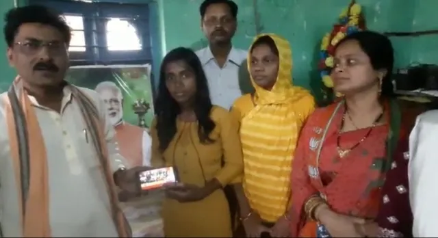 ବିଜେପି ପକ୍ଷରୁ ଗିରବ ଝିଅକୁ ମୋବାଇଲ ପ୍ରଦାନ