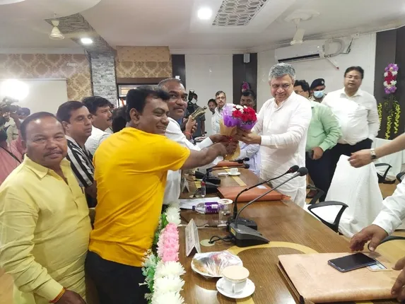 ବସ୍ତର ରେଳ ଆନ୍ଦୋଳନ ପକ୍ଷରୁ ରେଳମନ୍ତ୍ରୀଙ୍କୁ ଦାବିପତ୍ର ପ୍ରଦାନ