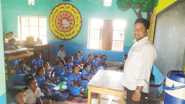 ଶ୍ରେଣୀଗୃହ ମାଡ଼ି ବସିଛି କୋଭିଡ୍‌ ଖଟ, ଯାକିଯୁକି ହୋଇ ବସୁଛନ୍ତି ଛାତ୍ରଛାତ୍ରୀ