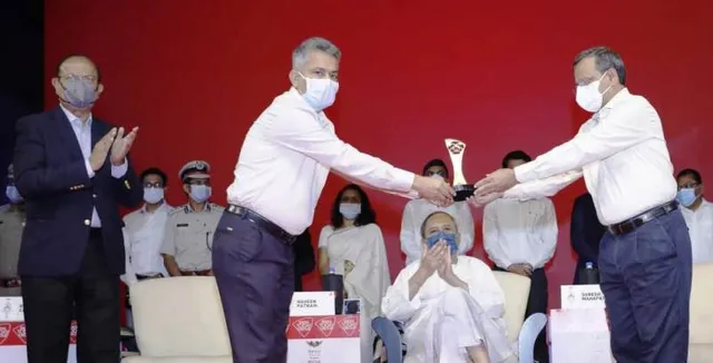 ସାମାଜିକ ସୁରକ୍ଷା କ୍ଷେତ୍ରରେ ଉଲ୍ଲେଖନୀୟ କାର୍ଯ୍ୟ ପାଇଁ ରାୟଗଡ଼ା ପୁରସ୍କୃତ, ମୁଖ୍ୟମନ୍ତ୍ରୀଙ୍କଠୁ ପୁରସ୍କାର ଗ୍ରହଣ କଲେ ଜିଲ୍ଲାପାଳ