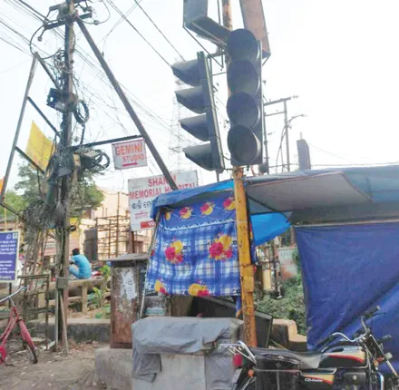 ସିଗ୍‌ନାଲ୍ ଲାଇଟ୍ ଲାଗିବା ଦିନରୁ ଜଳୁନି, ପୁଲିସ ଚୁପ୍ କାହିଁକି? ଦୋଳମୁଣ୍ଡାଇରୁ ରାଣୀହାଟ ଟ୍ରାଫିକ୍‌ର ବିକଳ ଚିତ୍ର