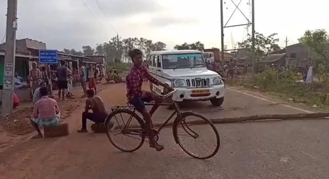 ପାଣିପାଇଁ ରାସ୍ତାରୋକ: ସମସ୍ୟାର ସମାଧାନ ନହେବା ପର୍ଯ୍ୟନ୍ତ ରାସ୍ତାରୁ ହଟିବେନି ବୋଲି କହିଲେ ଆନ୍ଦୋଳନକାରୀ