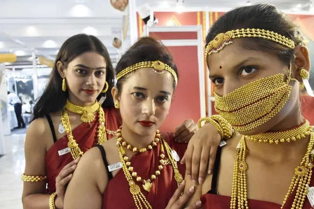 ପ୍ରଦର୍ଶନୀରେ ସୁନାର ମାସ୍କ ଦେଖି ଆକର୍ଷିତ ହେଲେ ଲୋ‌କେ, ୩ ଜଣ କରି ସାରିଛନ୍ତି ବୁକିଂ