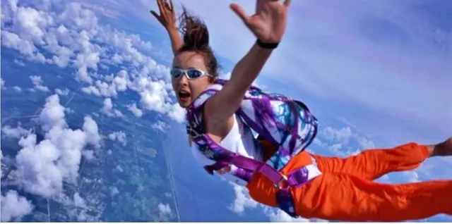 ୧୩ହଜାର ଫୁଟ ଉଚ୍ଚରୁ ଖସି ପଡ଼ିବା ପରେ ମହିଳାଙ୍କ ହେଲା ଏଭଳି ଅବସ୍ଥା