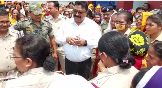 ଅଫିସ ଘେରିଲେ ଅଙ୍ଗନବାଡ଼ି କର୍ମୀ: ଦାବି ପୂରଣ ପାଇଁ ଜିଲ୍ଲାପାଳଙ୍କ ଗୋଡ଼ ଧରିଲେ